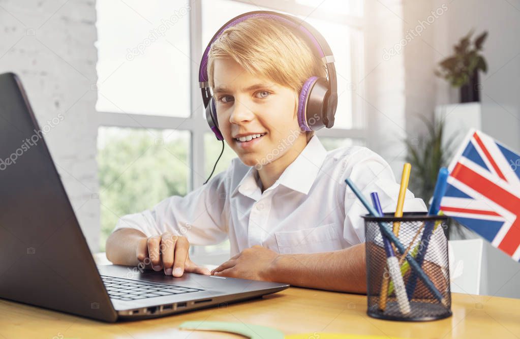 Student podczas lekcji angielskiego online przy komputerze